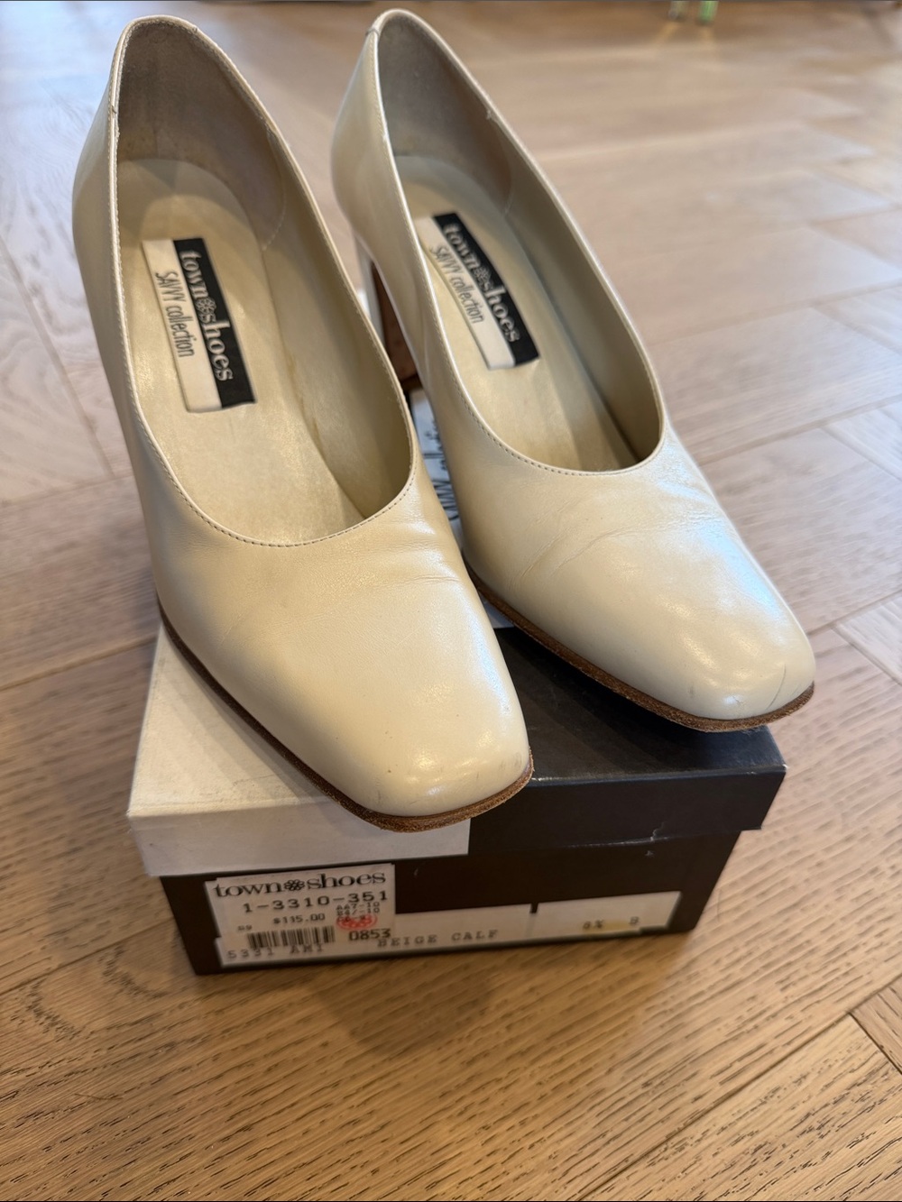 Vintage Town Shoes Classic Beige Leather Heels, size 8.5